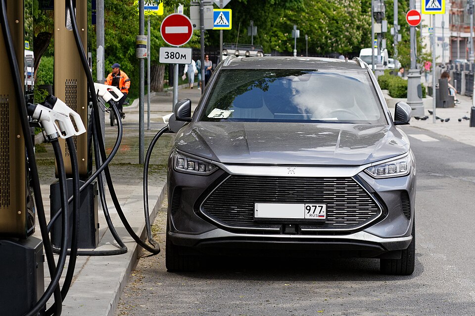 Şarj edilebilir hibrit teknolojisini ve çift motorlu sürüş dinamiklerini yansıtan profesyonel bir plug-in hybrid illüstrasyonu.