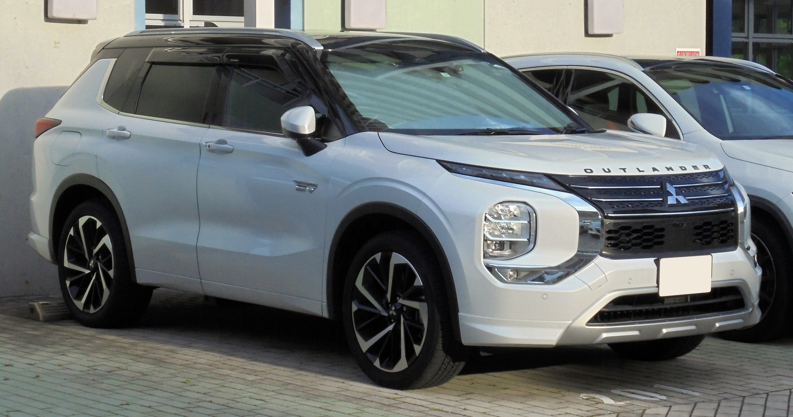 Güçlü performans ve çevreci teknolojinin buluştuğu 2022 Mitsubishi Outlander PHEV P 4WD 2.4 (5LA-GN0W).