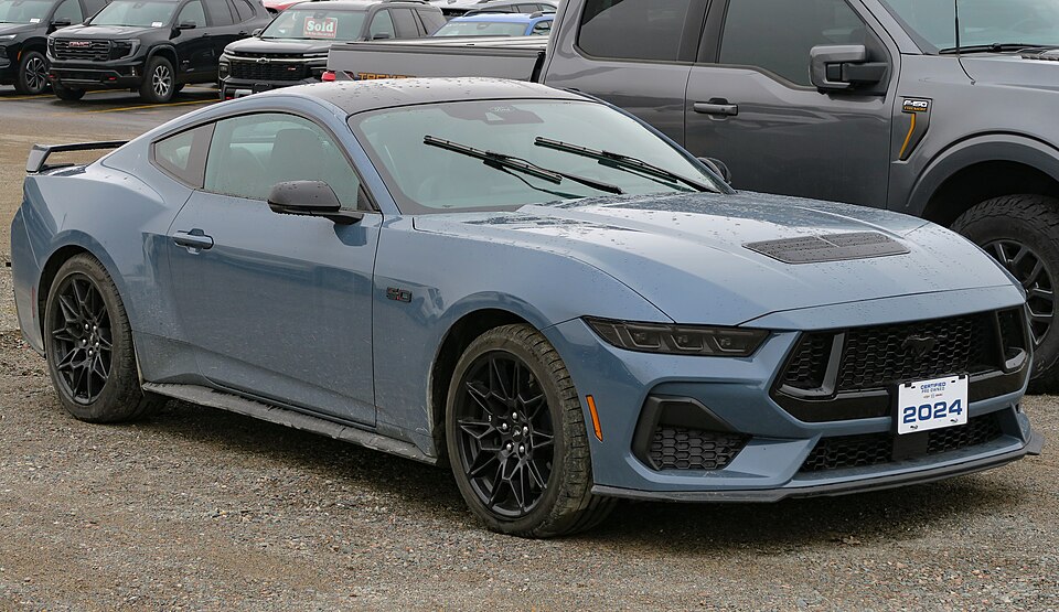 Güçlü hatları ve sportif tasarımıyla öne çıkan, estetik detaylara sahip bir pony car illüstrasyonu.