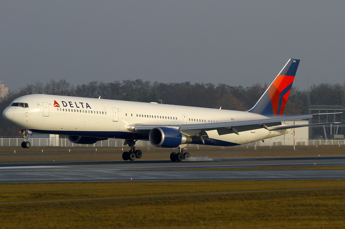 A Delta Air Lines Boeing 767-432/ER at Frankfurt Airport (FRA / EDDF). The asymmetric touchdown o...