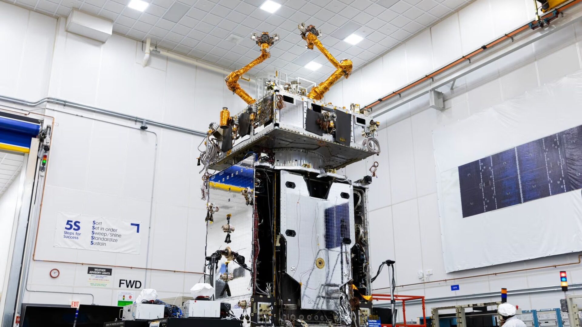 SpaceX bugün, robot kollarla donatılmış bir uydu onarım aracını yörüngeye fırlatacak: Canlı yayını nasıl izleyebilirsiniz?