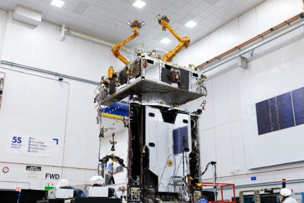 SpaceX bugün, robot kollarla donatılmış bir uydu onarım aracını yörüngeye fırlatacak: Canlı yayını nasıl izleyebilirsiniz?