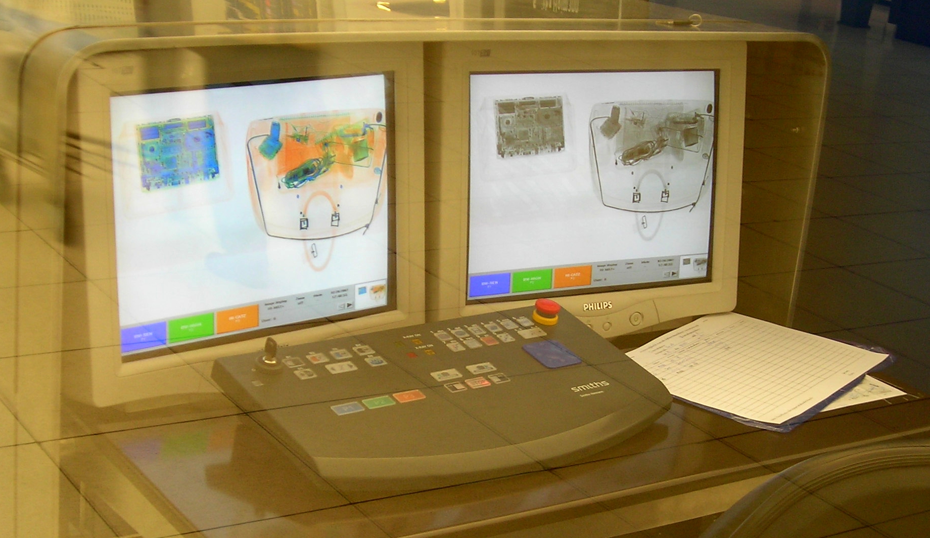 Suvarnabhumi Uluslararası Havalimanındaki yüksek teknolojili X-ray bagaj tarama ve güvenlik denetim sistemi.