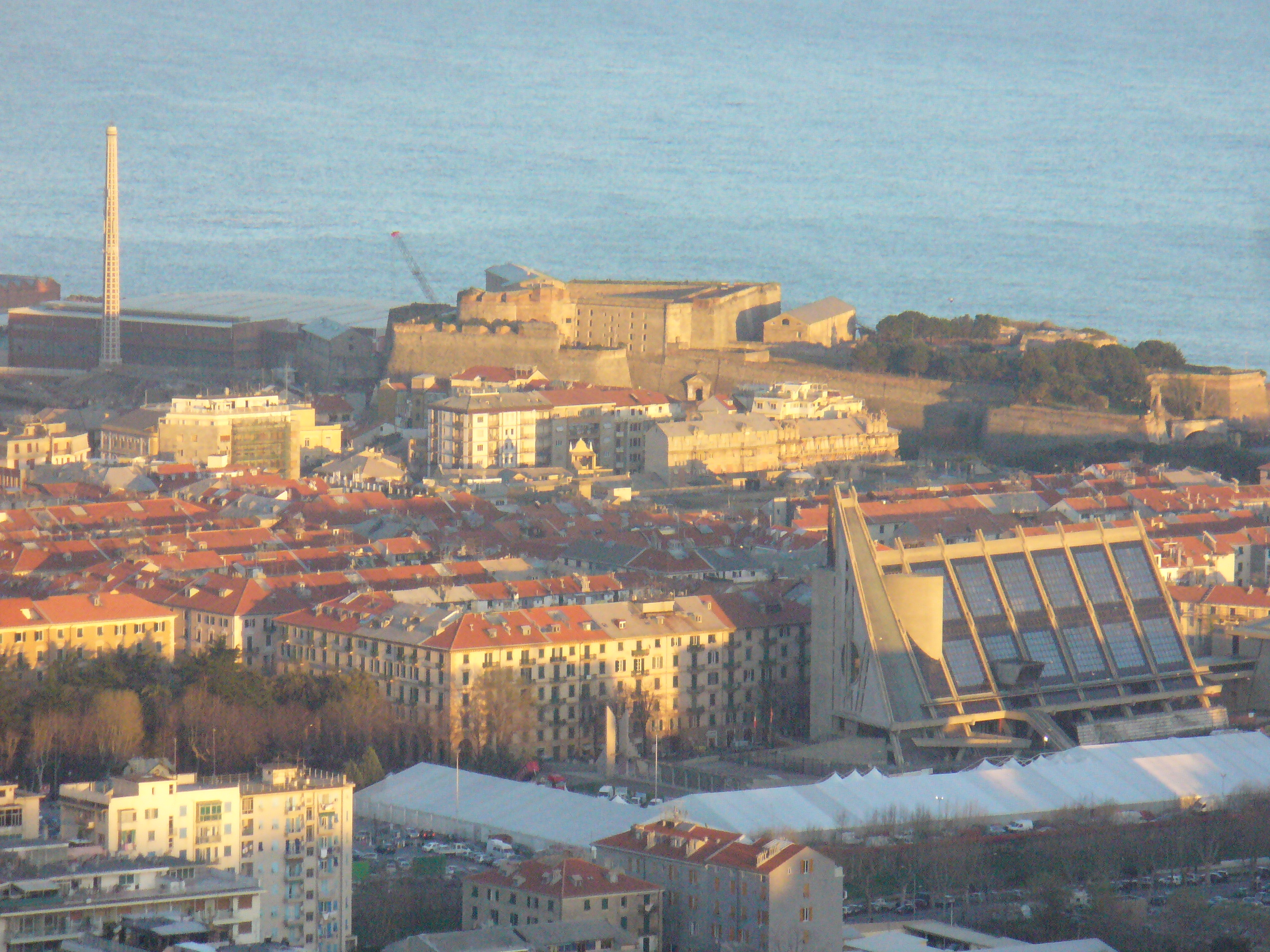 Savona tepelerinden; Fortezza del Priamarı ve tarihi şehir merkezi bölgesi.