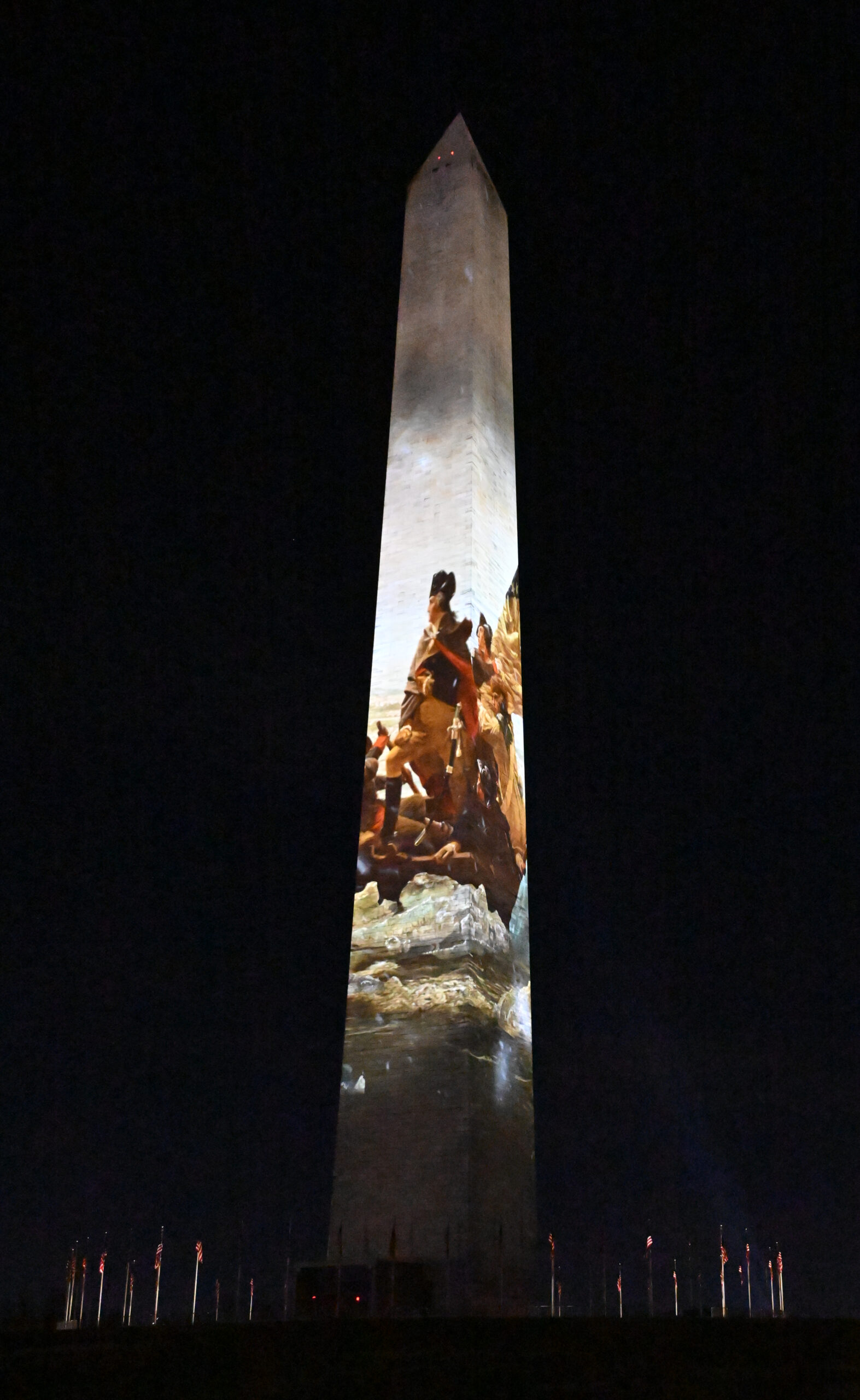 Semiquincentennial kutlamaları kapsamında, Washington Crossing the Delaware tablosunun bina cephelerine yansıtıldığı geniş ölçekli projeksiyon çalışması.