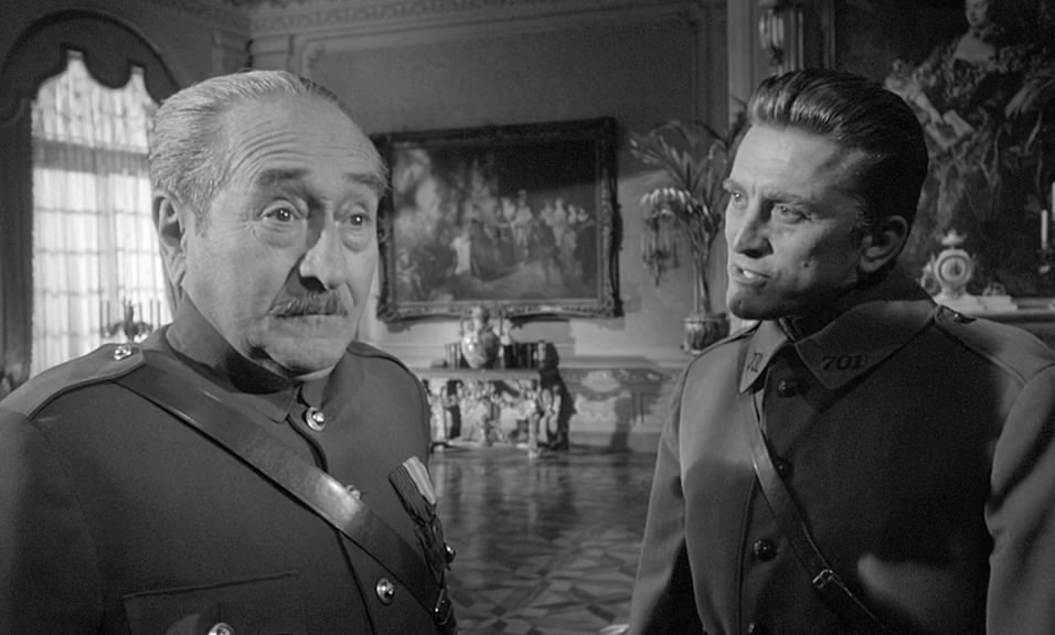 Paths of Glory fragmanından alınmış kırpılmış bir kare; solda Adolphe Menjou ve yanındaki Kirk Douglas.
