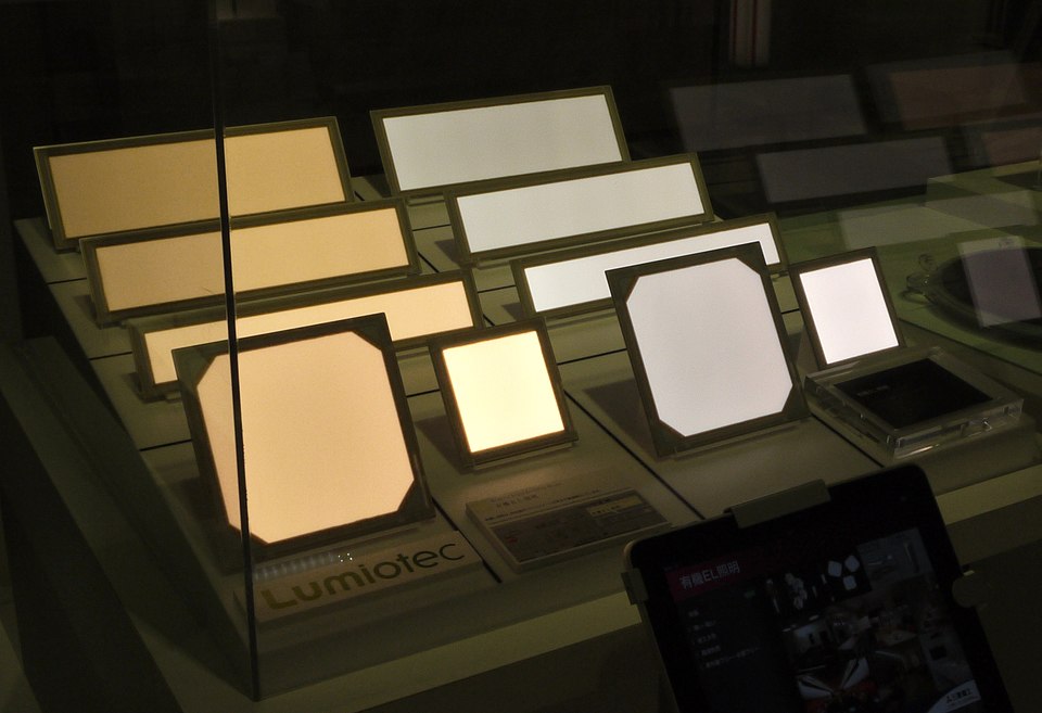 Yüksek parlaklık ve dayanıklılık sunan Tandem OLED teknolojisinin katmanlı yapısını gösteren teknik illüstrasyon.