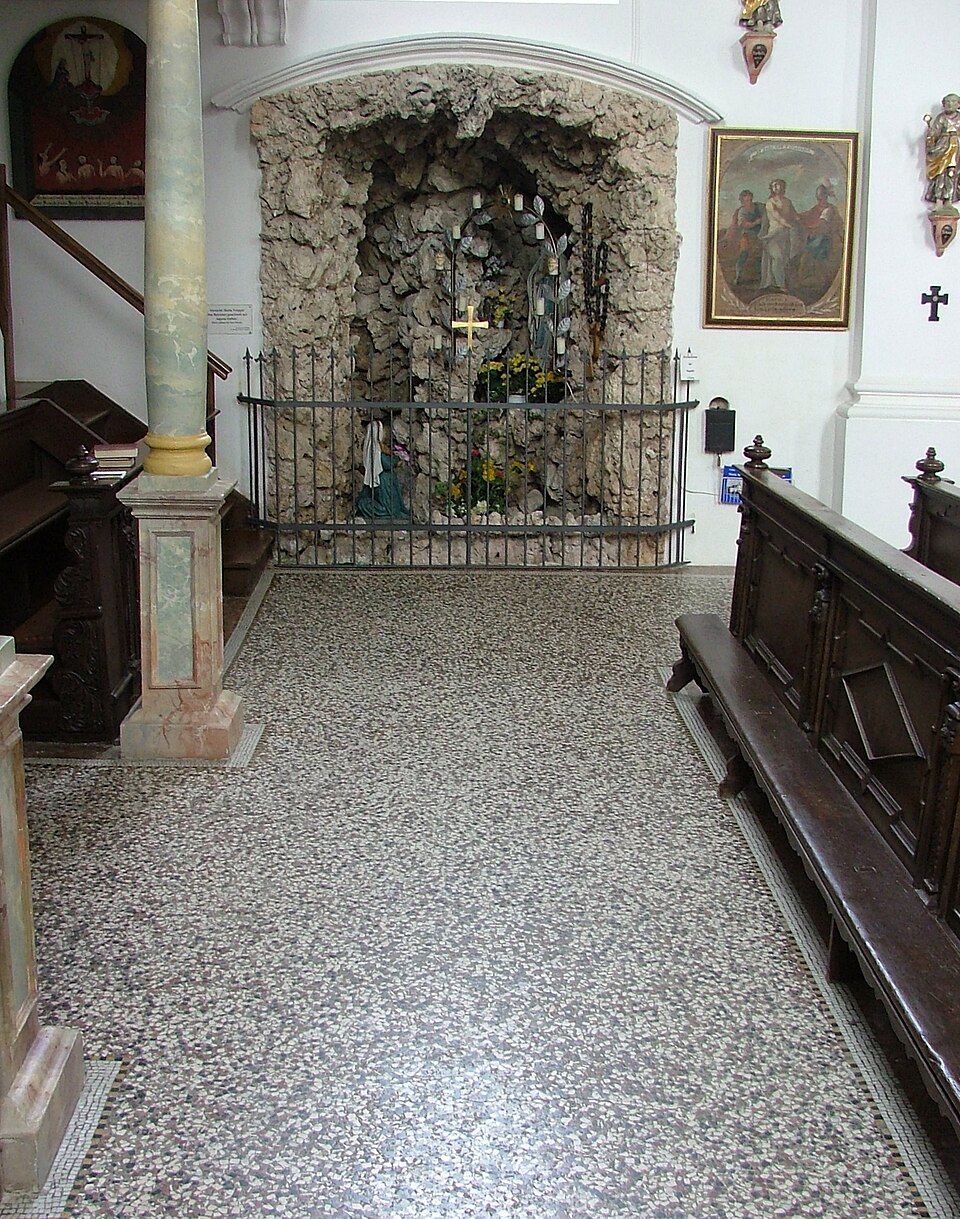 Mermer parçacıklarının harmonik uyumuyla şekillenen, modern mimaride estetik ve dayanıklılık sunan zarif terrazzo dokusu.
