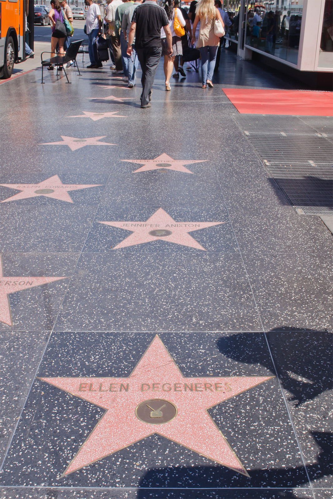 Ön planda, komedyen Ellen D... için Hollywood Yürüme Yolu’na eklenen en yeni terrazzo detaylı yıldız yer alıyor.