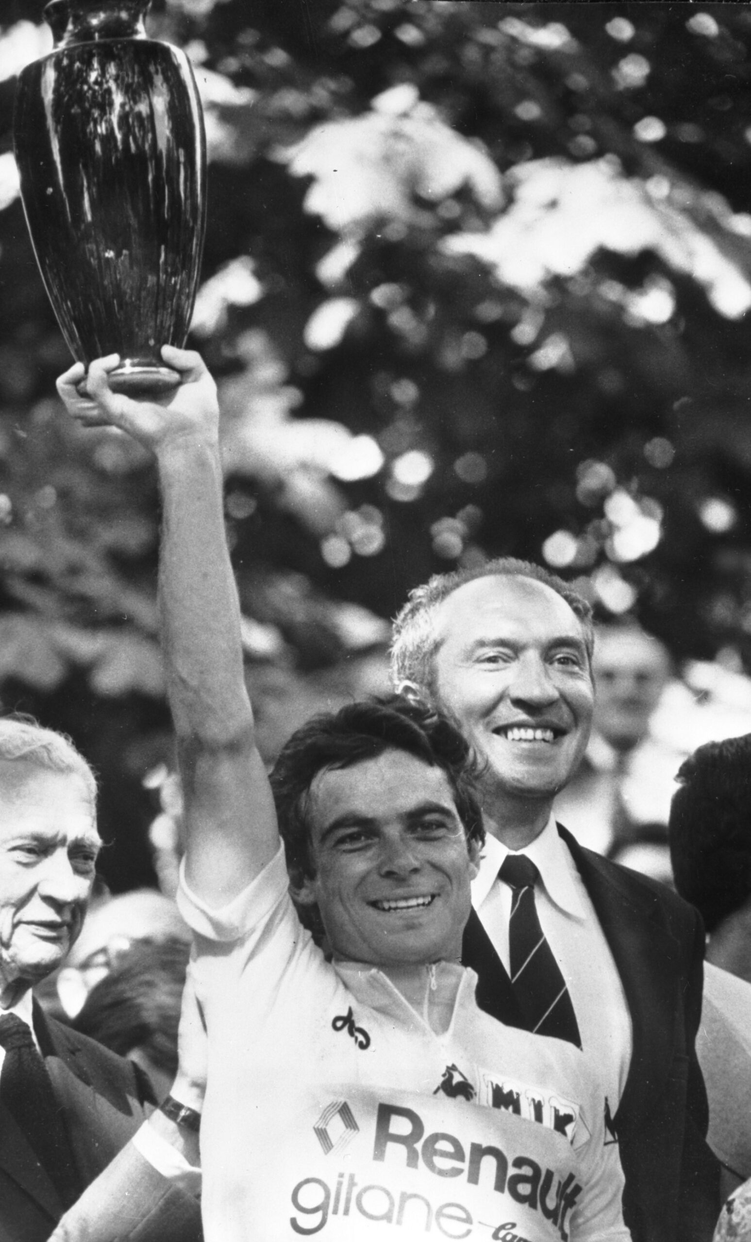 Tour de France kapsamında gerçekleştirilen onur töreninde efsanevi isim Bernhard Hinault.