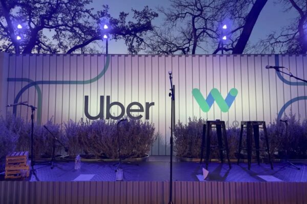 Robotaxi düzenlemeleri için mücadele kızışıyor.