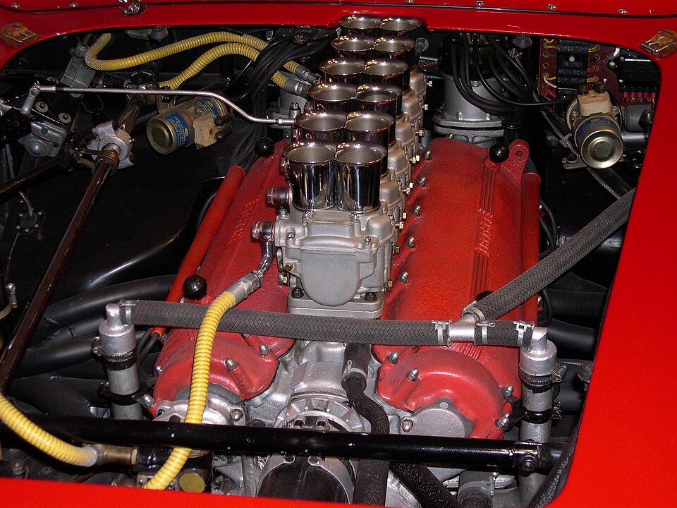 V12 motor görseli