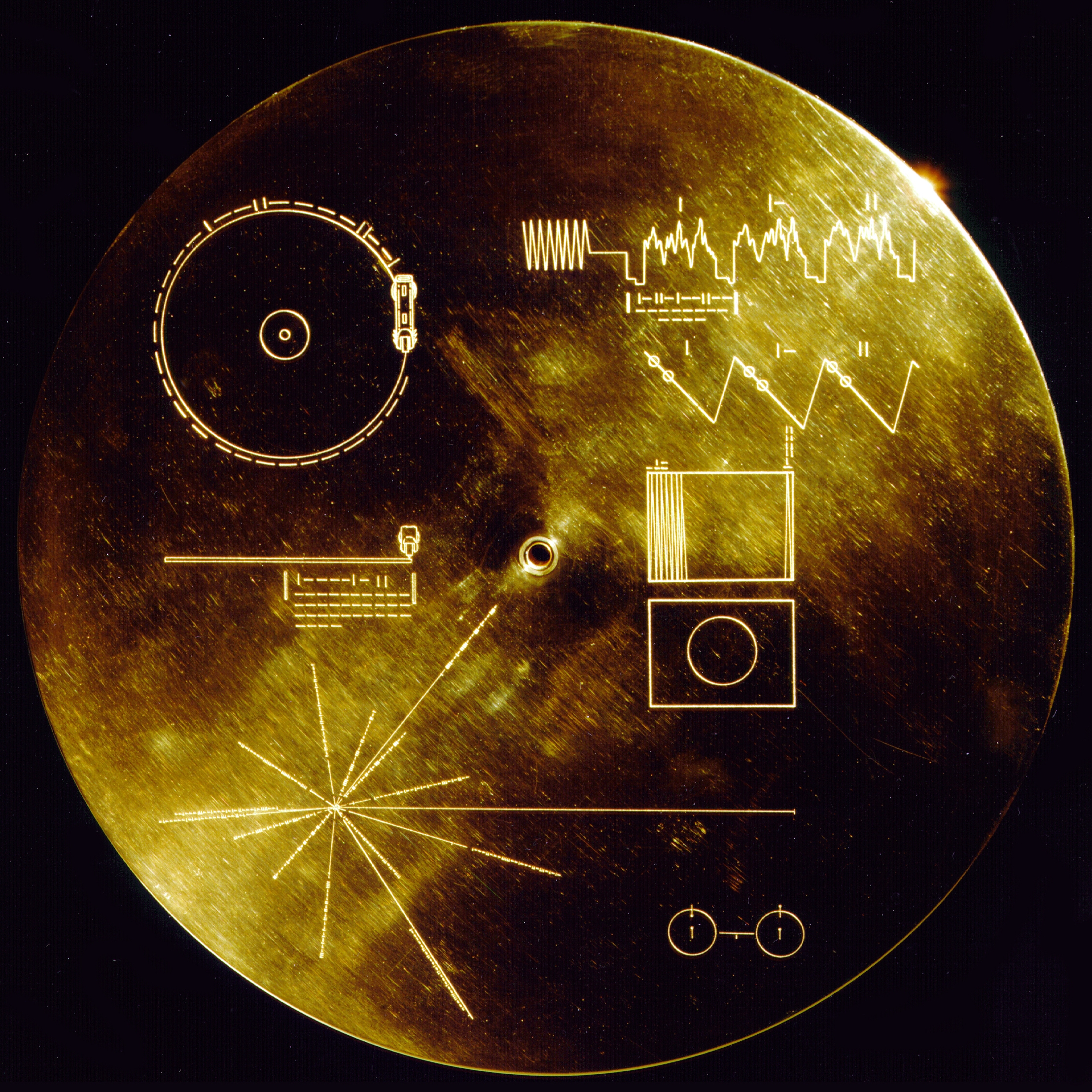 Voyager 1 ve 2 araçlarını korumak amacıyla tasarlanan bu altın kaplı alüminyum yüzey, Altın Plak olarak adlandırılır.