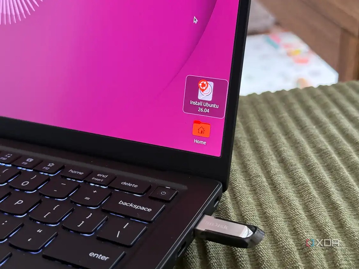A photo of a laptop with a USB stick, ready to install Ubuntu