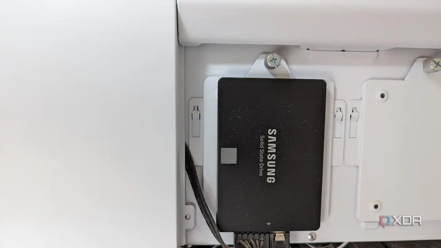 An image of a Samsung 860 EVO 250GB SSD in black installed on a white case.
