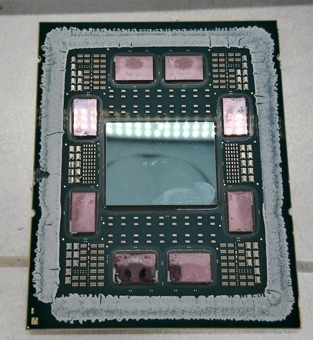 AMD Zen 4 (SP5 / Genoa) Delidded İşlemci – 5nm FinFET Compute Complex Die (CCD) ve merkezi 6nm I/O kalıbı (IOD) yerleşimi.
