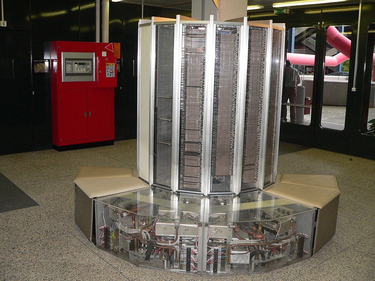 Cray-1 Şasi Arka Panel Kablolaması – Sinyal gecikmesini (propagation delay) sıfırlamak için eşit uzunlukta kesilen tel demetleri.