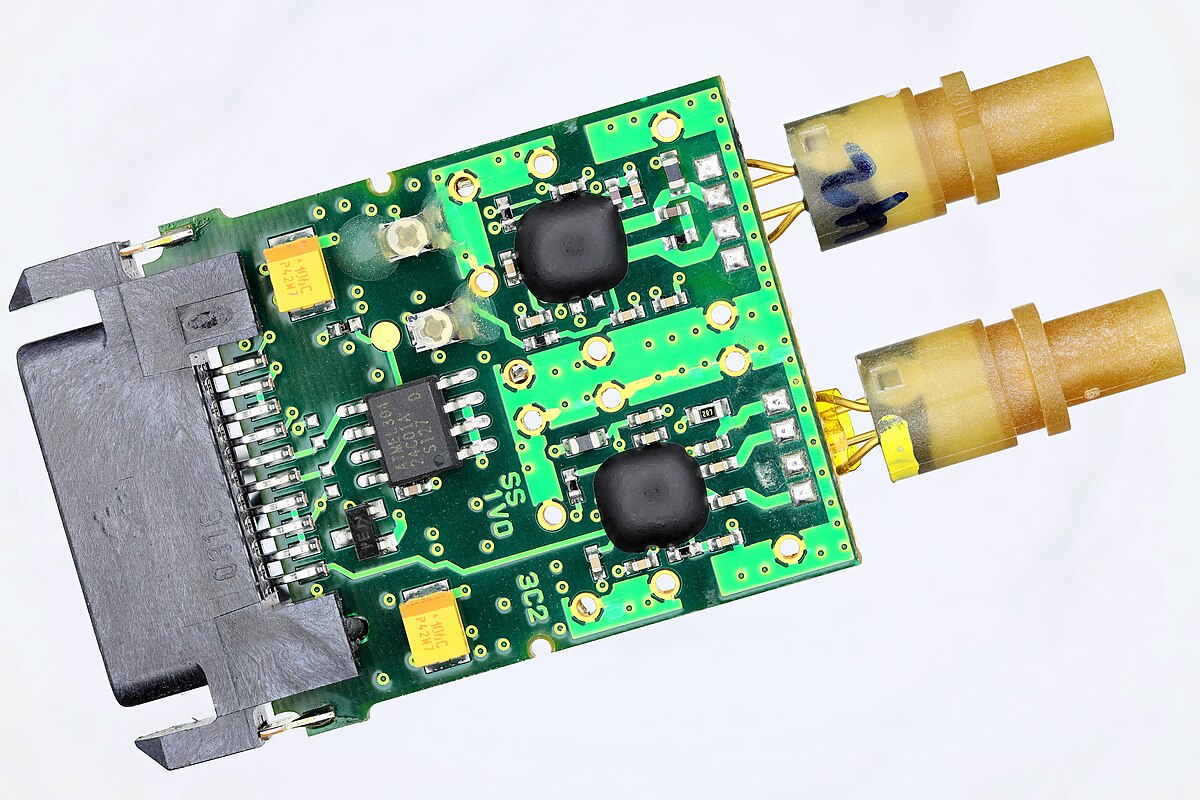 Ortak Paketlenmiş Optik (CPO) Modülü – Kalkanı açılmış optoelektronik alıcı-verici devresi.