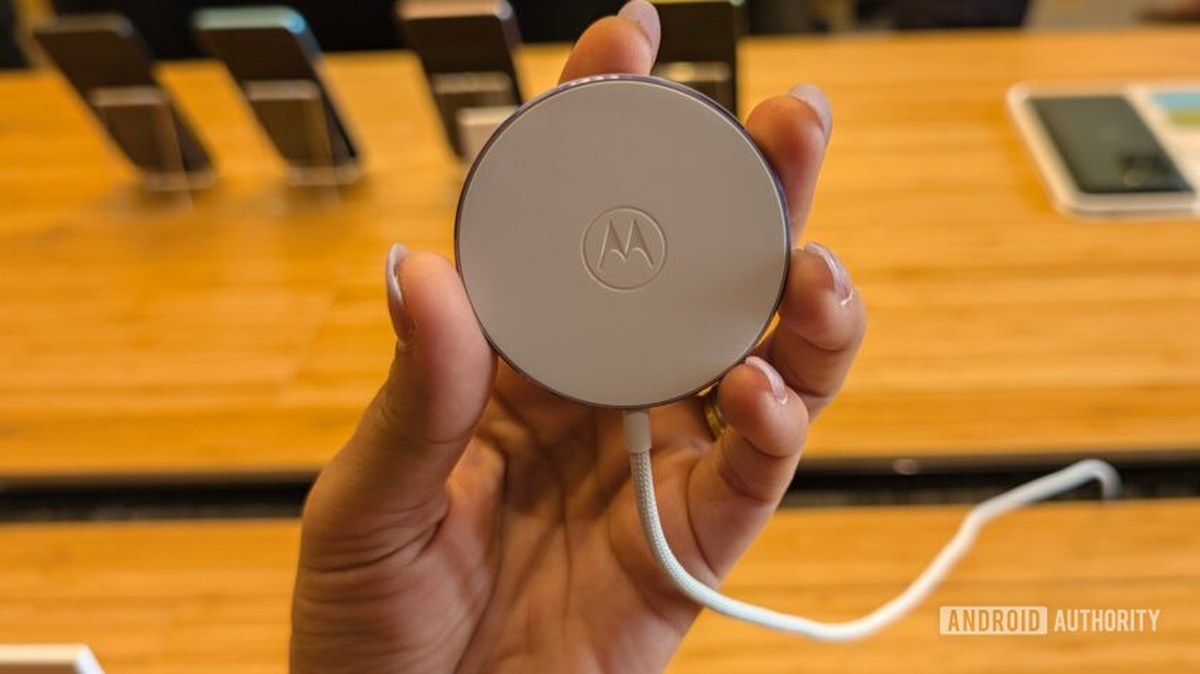 Motorola’dan Çift Yönlü Kullanım İmkanı Sunan Manyetik Kablosuz Şarj Cihazı: Hem Yatay, Hem Dikey!