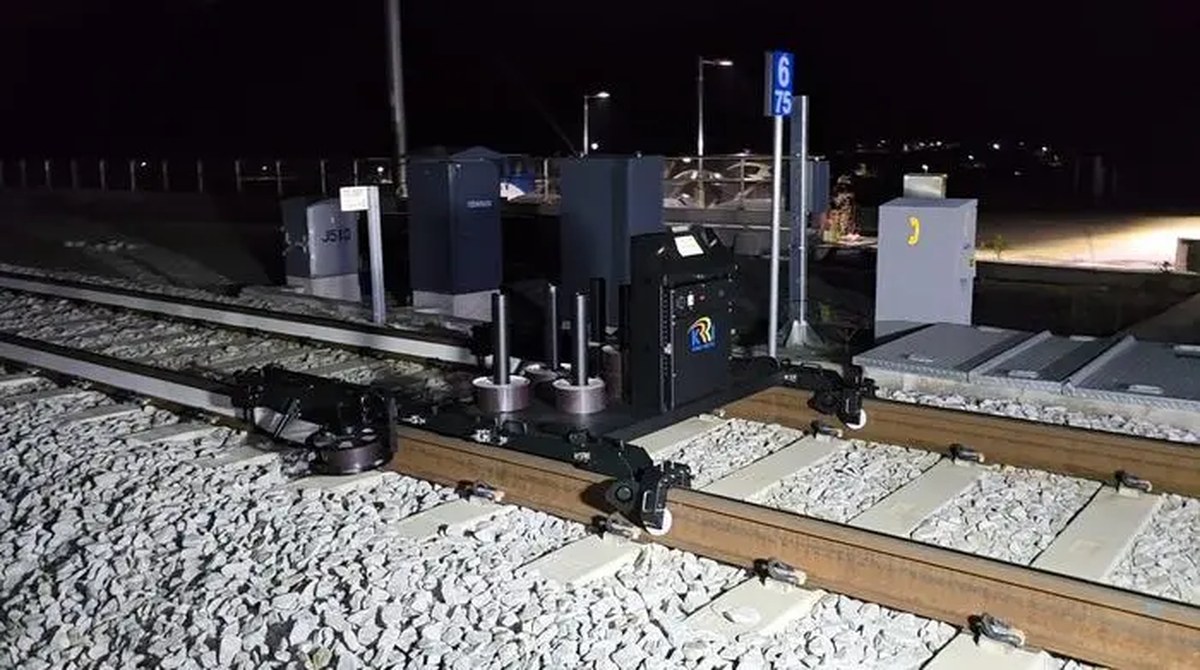 World’s first heat-blocking textile to cool rail tracks even under 186-mph trains Dünyanın İlk Isı Yalıtım Kumaşı: Trenlerin 300 km/s Hızla Geçtiği Rayları Soğutuyor