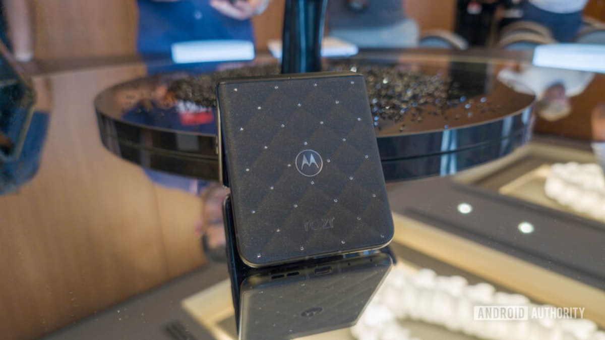 Motorola’dan Swarovski Detaylı Yeni Razr: Daha Ucuz ve Hediyeli!