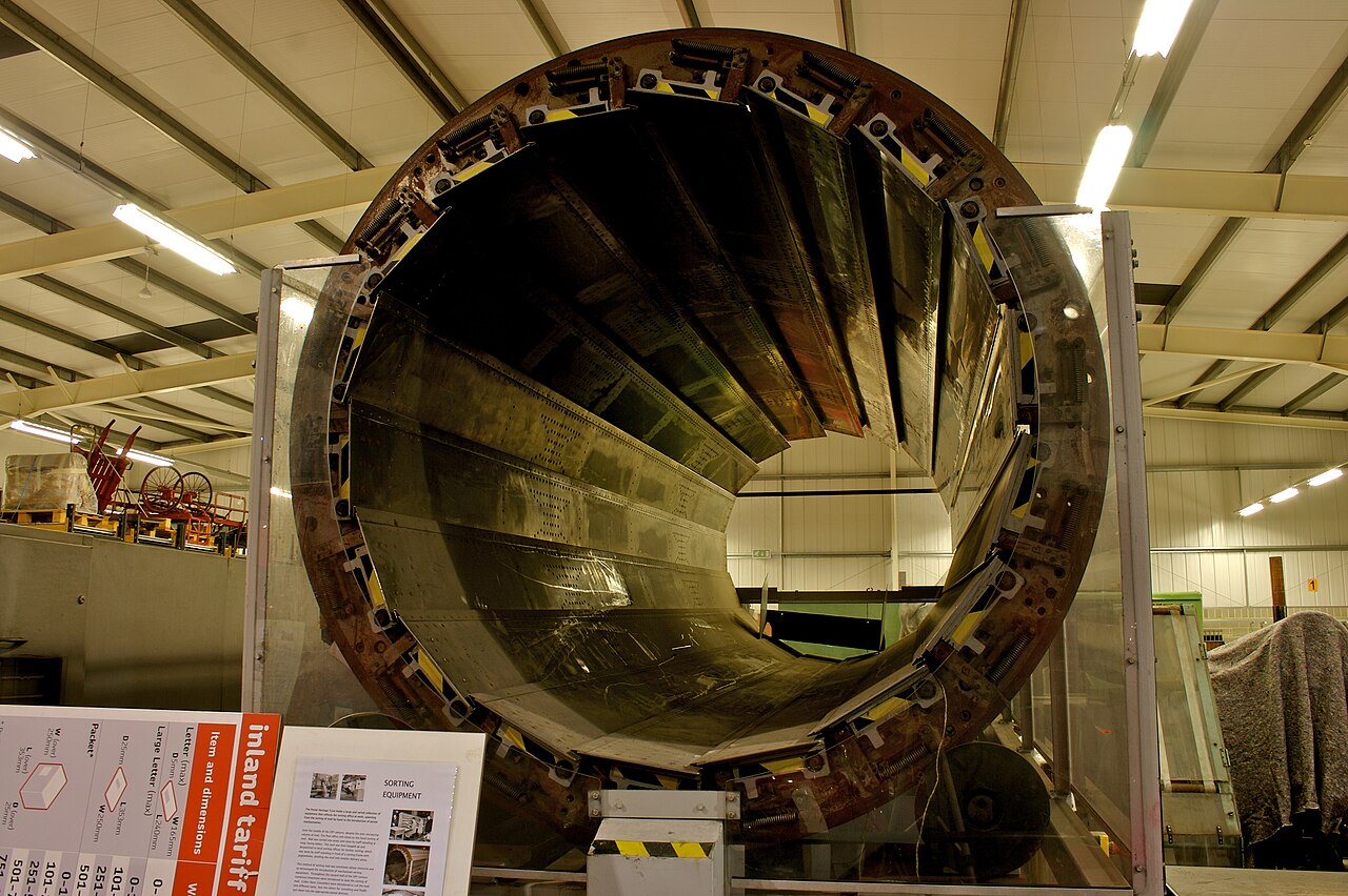 Mail rotating sorter for ordering arriving mail in a straight line