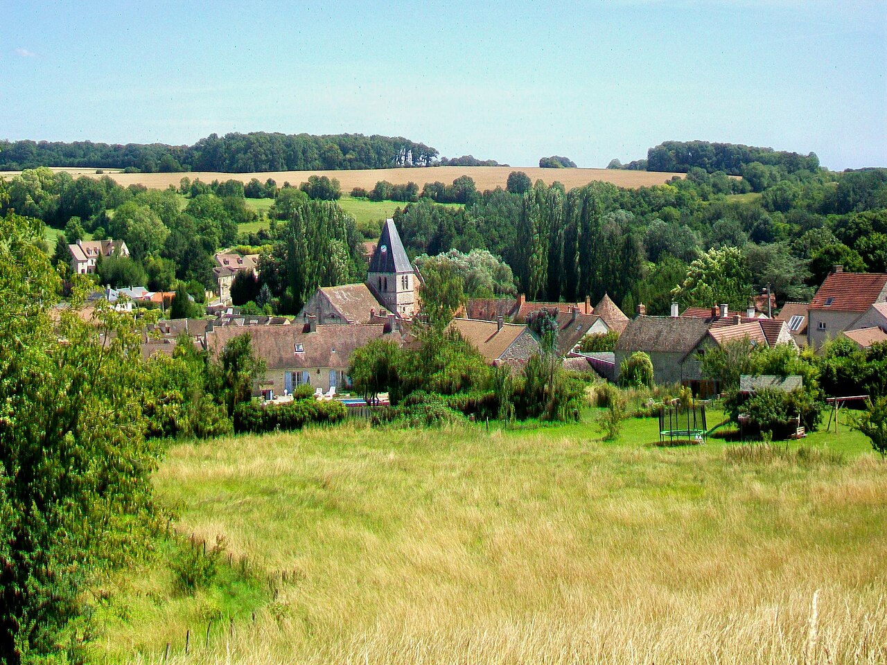 Genainville (95), vue sur le village depuis les environs du cimetière