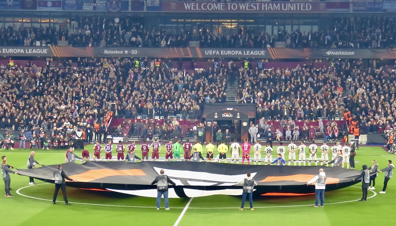 2023-24 sezonundaki West Ham-Leverkusen çeyrek final maçı öncesi seremoni.