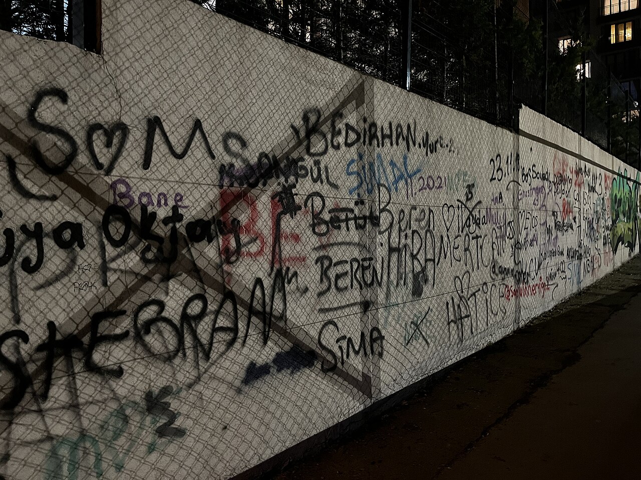 İstanbul, Türkiye'de vandallığa uğramış bir duvar