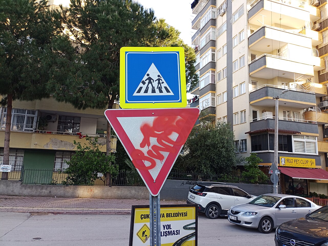Adana'da üzerine grafiti yapılmış trafik levhası