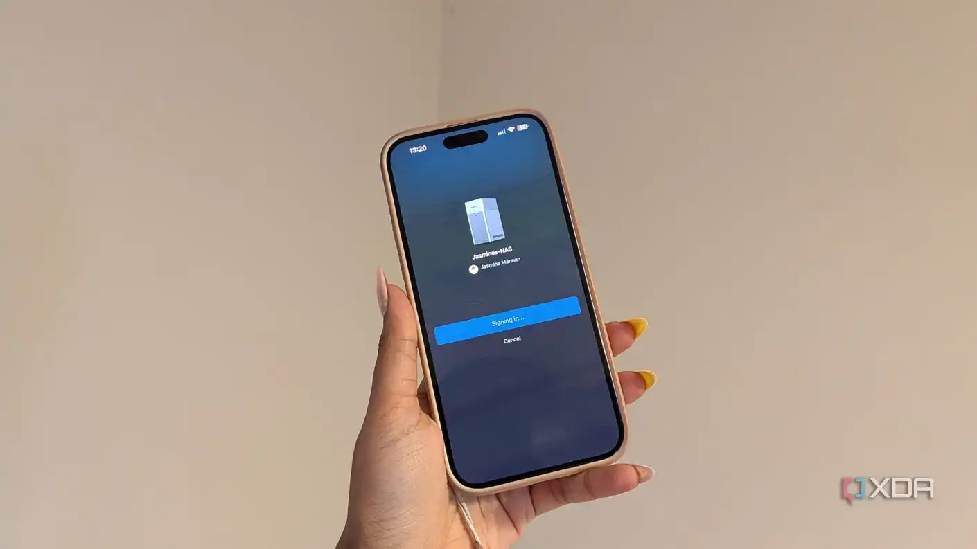 UGREEN NAS DH2300 sign in page on app on phone