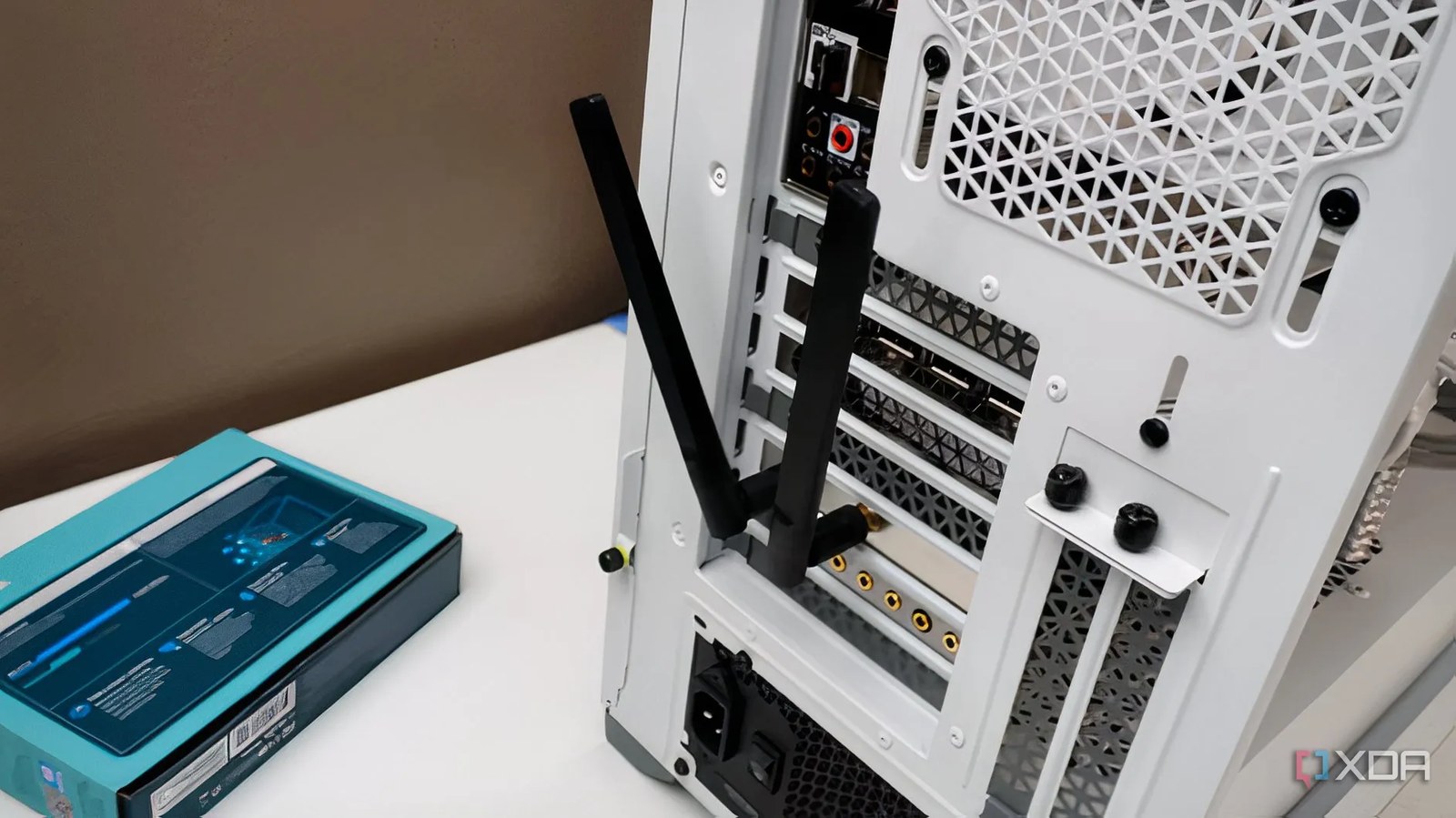 Wi-Fi antenlerinin takıldığı arka I/O paneli