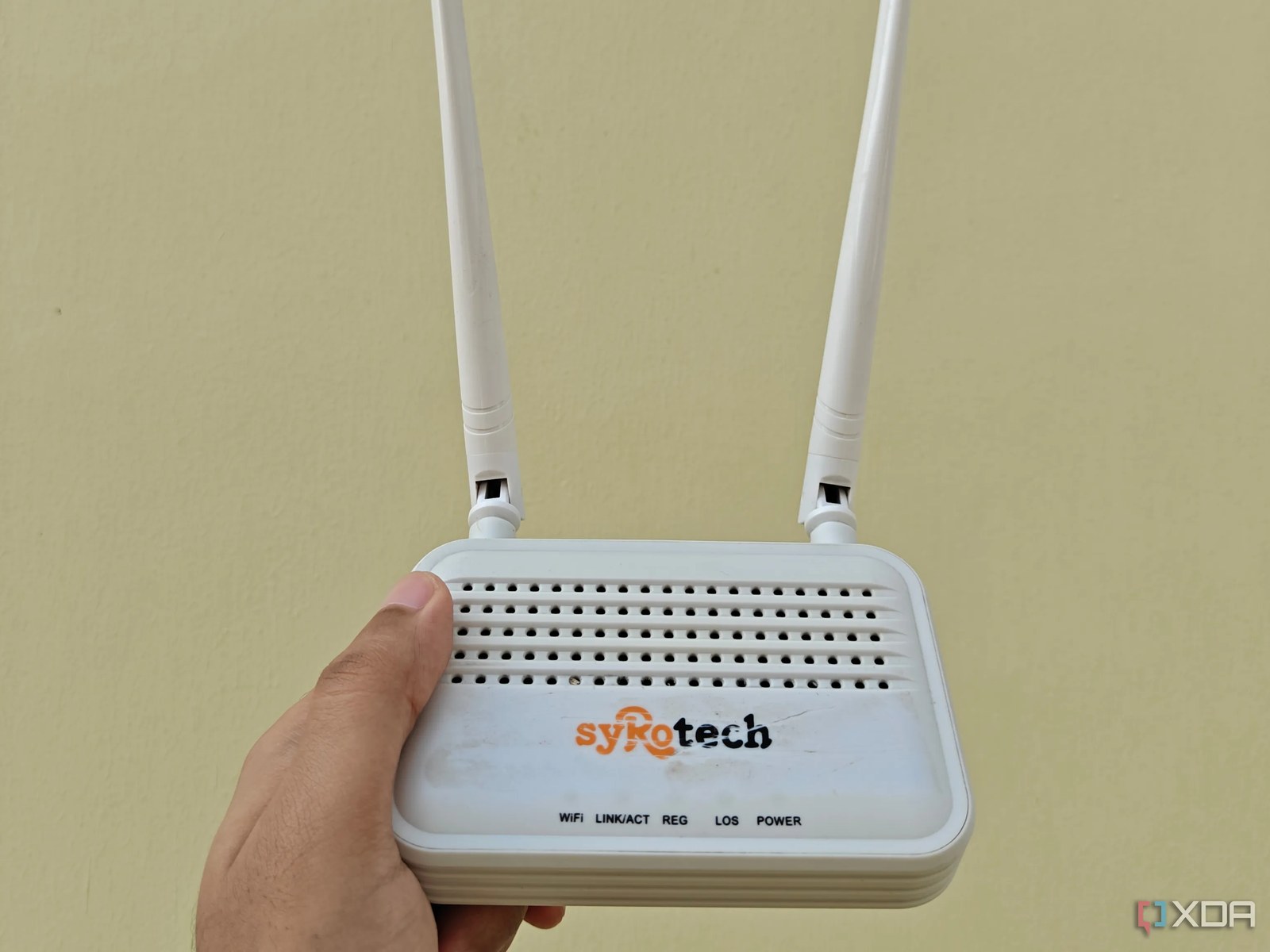 Açık olmadan, yalnızca 2.4GHz desteğine sahip eski bir Sirotech yönlendiricinin çekimi