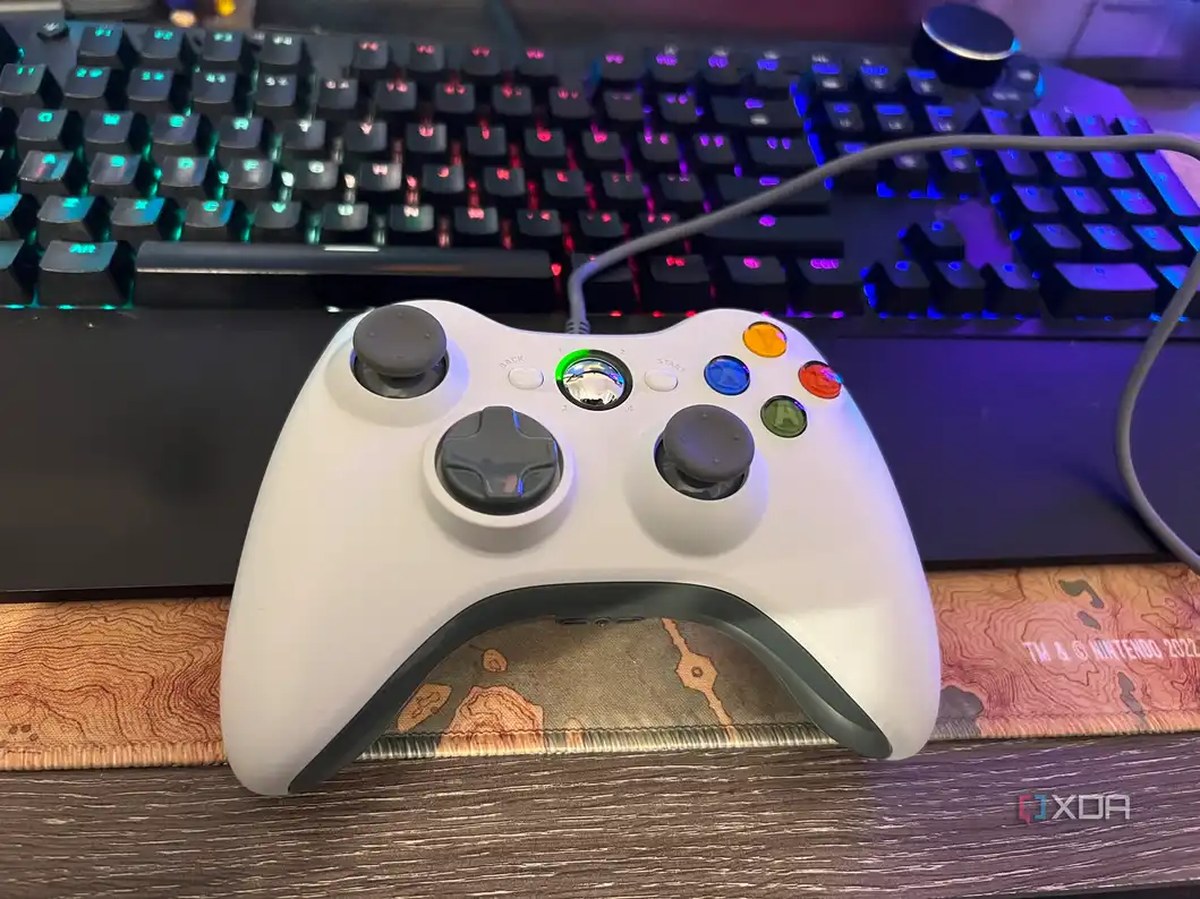 An Xbox 360 gamepad connected to a PC