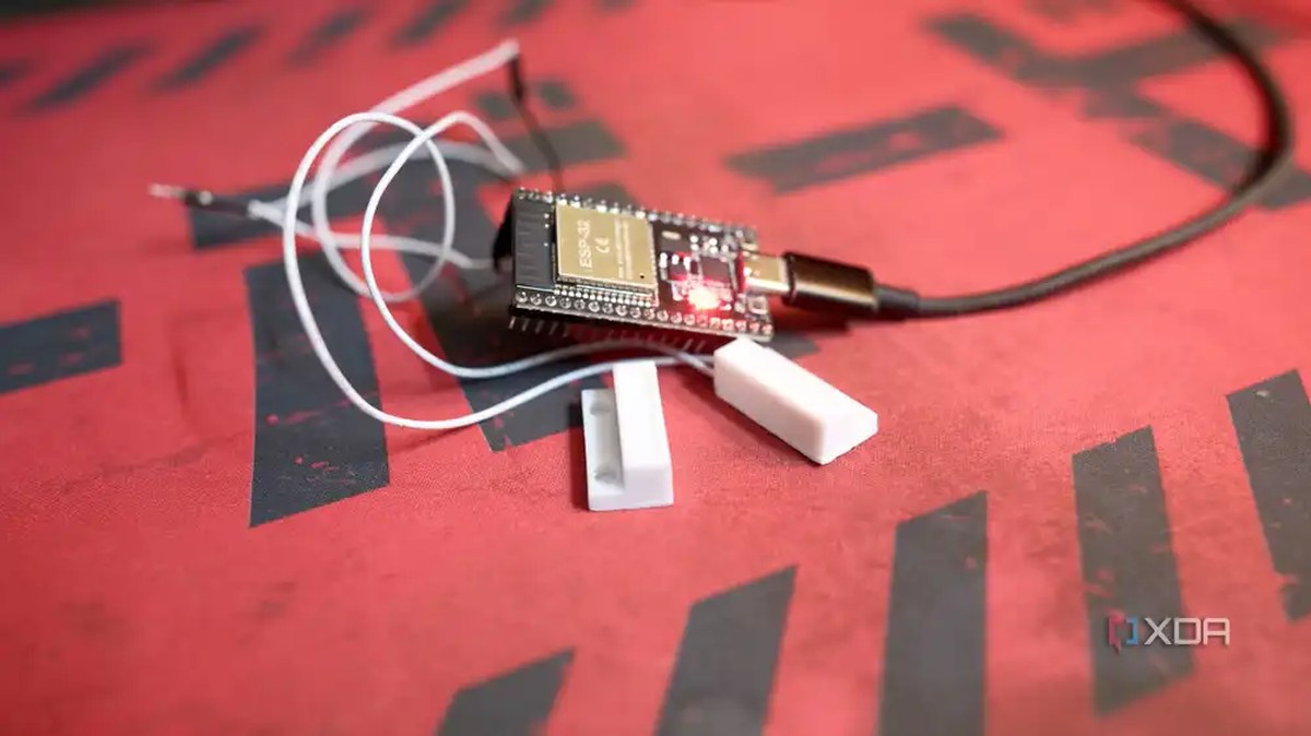 An electromechanical sensor for doors and windows plugged to an ESP32 board