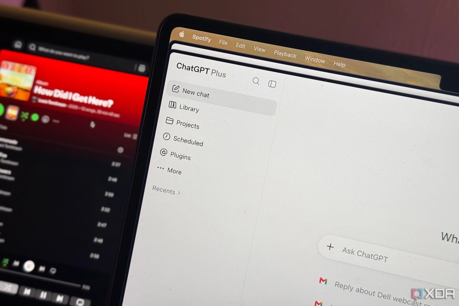 Arka planda Spotify çalan MacBook üzerinde ChatGPT