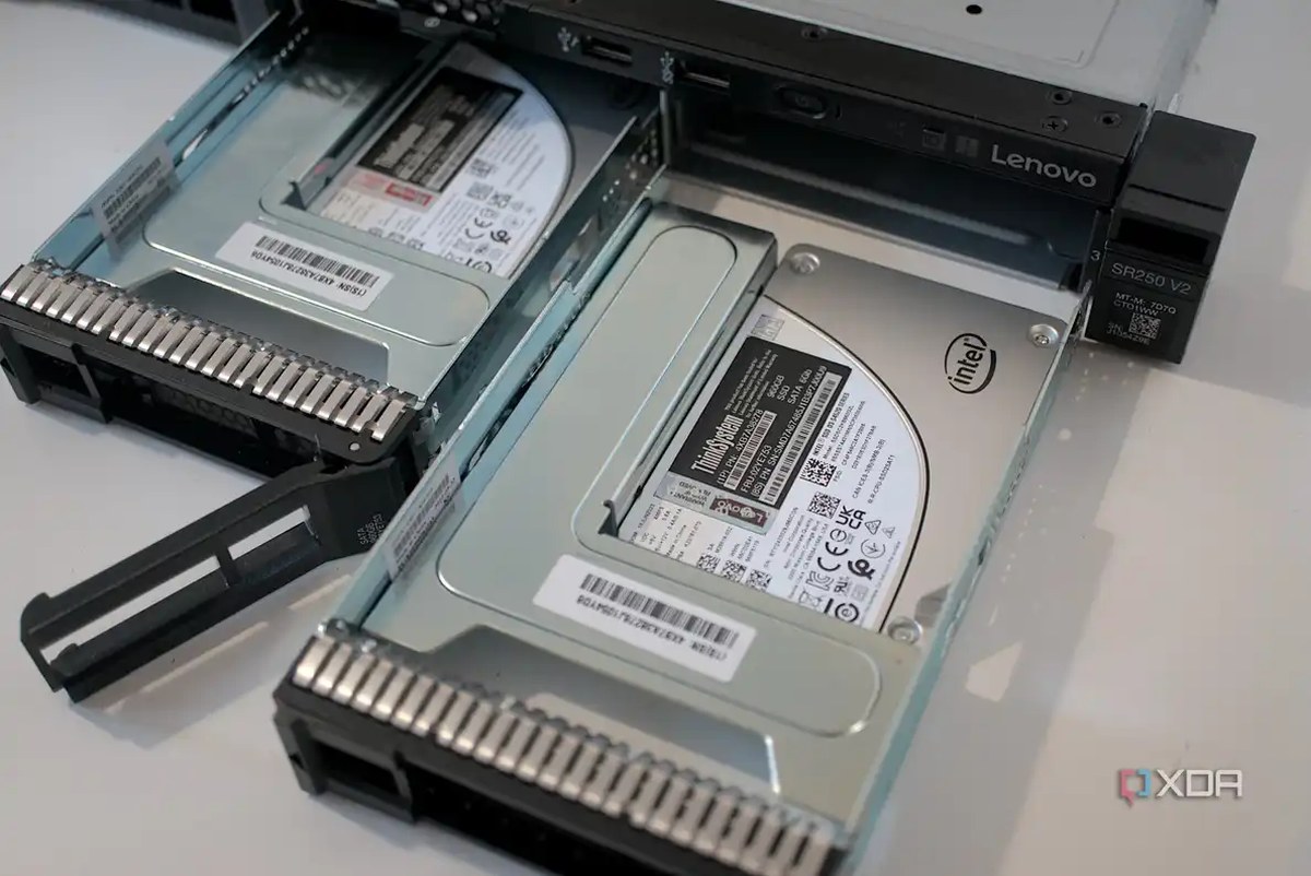 Installed drives inside the Lenovo ThinkSystem SR250 V2