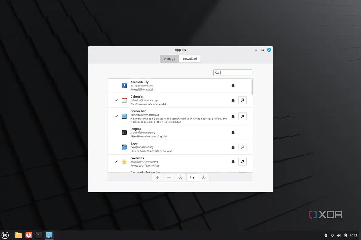 Screenshot of a Linux Mint desktop showing the applet manager