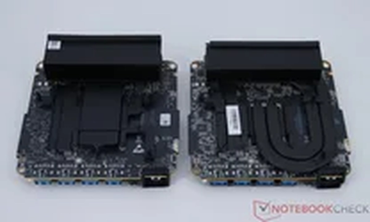 Vzmore AX9 Max (left) vs. Geekom A9 Max (right)