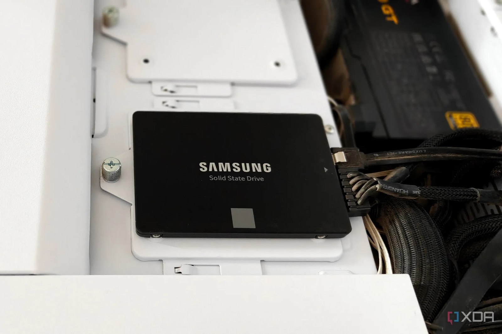 Bir PC'ye takılı Samsung SATA SSD.