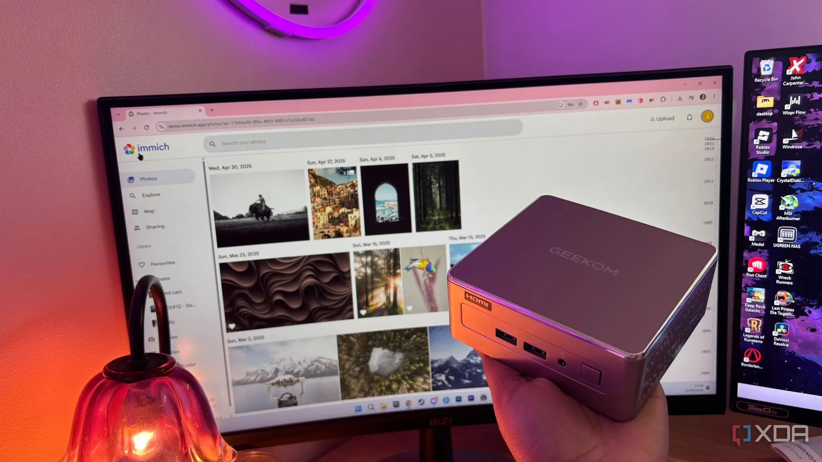 arka planda Immich ve önünde tutulan mini pc