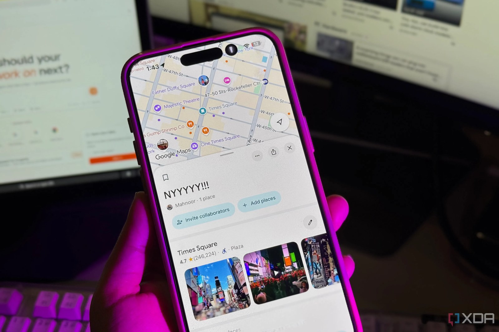 Elinde, Times Square'ı içeren "NYYYYY!!!" adlı kaydedilmiş bir Google Maps listesi gösteren iPhone tutan el