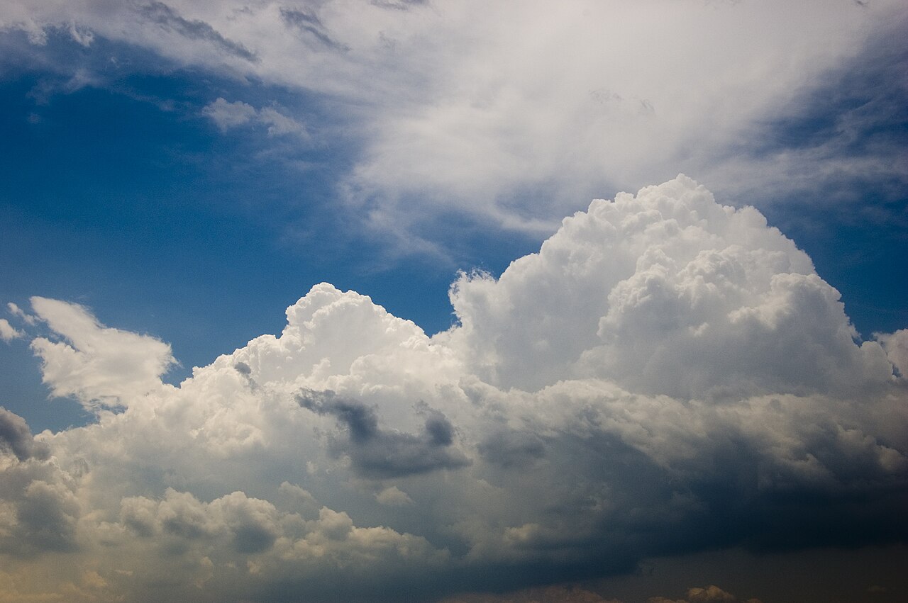 Stratokümülüs ile çevrilmiş Kümülonimbus bulutu