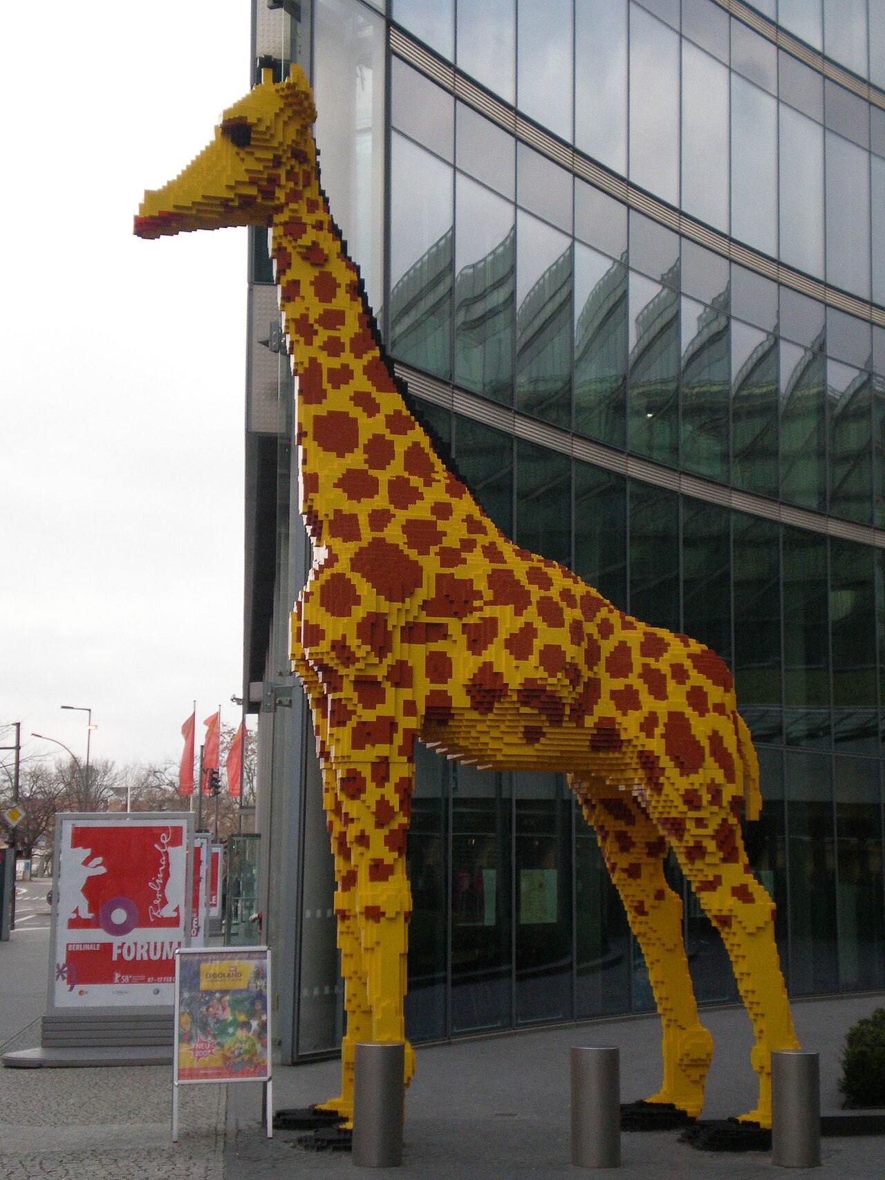 Berlin'de Sony Center önünde yer alan çok sayıda LEGO Duplo parçasının bir araya getirilmesi ile oluşmuş Zürafa, Legoland'in kampanyasını haber vermektedir.