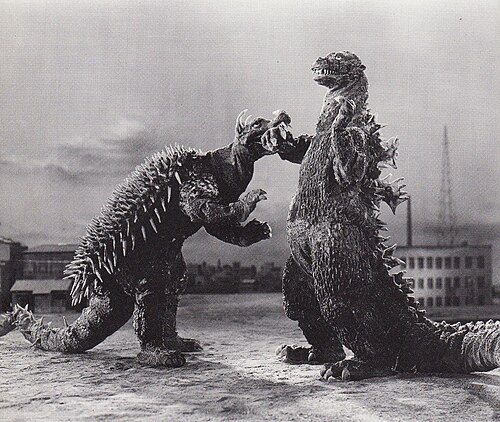 1954'te başlayan Godzilla film serisi, birçok kez yeniden çekildi. Burada Godzilla Raids Again (1955) filminin tanıtım resmi görülmektedir.