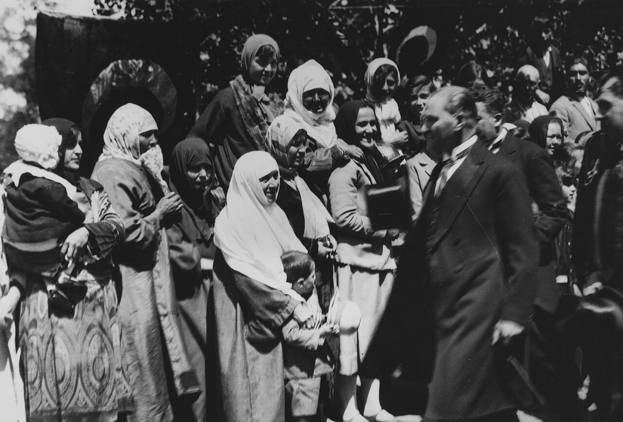 Atatürk, Arifiye'de halkla beraber (5 Haziran 1928).